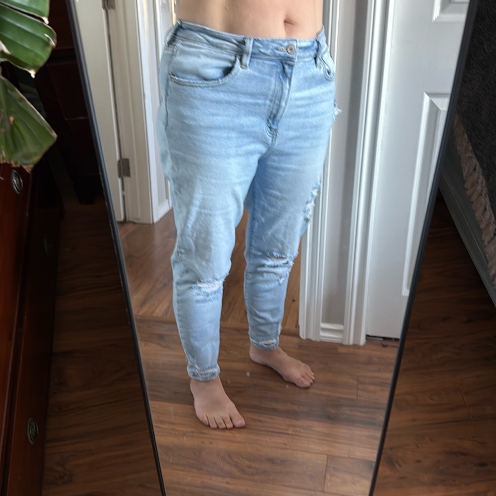 KanCan light wash cut#44073 distressed high waist Mom Jean woman’s EUC